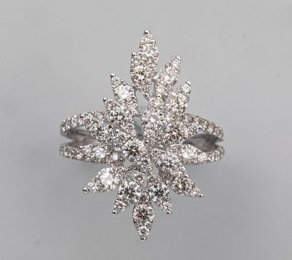null Bague fleur en or gris 18k surmontée d'une gerbe de diamants monture biphide...