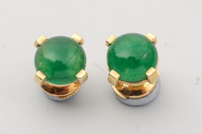 null Paire de puces d'oreilles en or jaune 18k ornées d'un cabochon d'émeraude (Système...