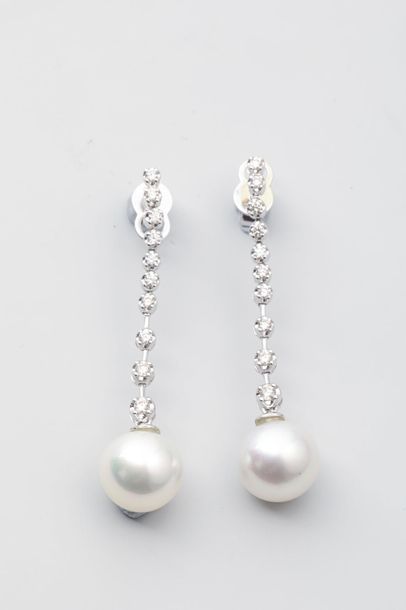 null Paire de pendants d'oreilles en or gris 18k constitués de deux perles soutenues...
