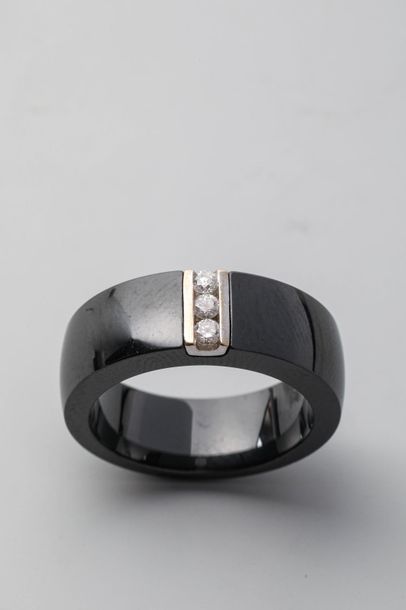 null Bague bandeau en céramique et or gris 18k ornée d'une ligne de 3 diamants taille...