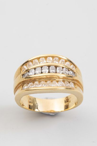 null Bague bandeau en or jaune 18k sertie de 3 lignes de diamants - Poids brut: 12...