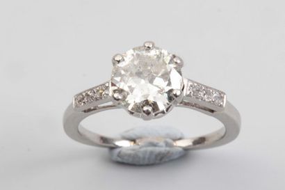 null Bague en or gris 18k ornée d'un diamant demi taille de 1,90 carats environ l'anneau...