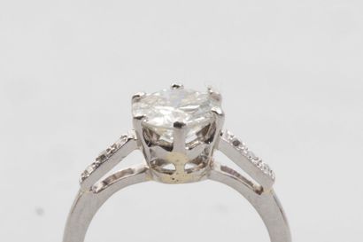 null Bague en or gris 18k ornée d'un diamant demi taille de 1,90 carats environ l'anneau...