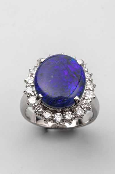 null Bague en or gris 18k surmontée d'une opale bleue de 6,40 carats environ entourée...