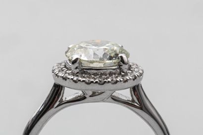 null Bague en or gris 18k surmontée d'un diamant taille brillant de 2 carats légèrement...