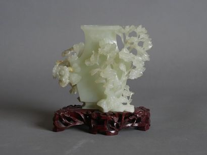 null CHINE,XXème siècle , Pot couvert en jade à décor de branchages fleuris, Haut.:...