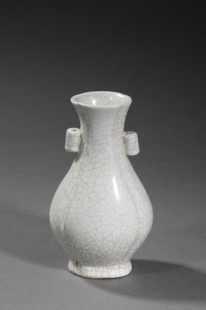 CHINE, début Xxème siècle. Vase en porcelaine...