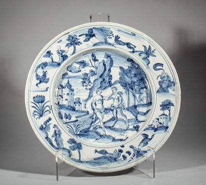 null NEVERS, Vers 1650 - Grand plat en faience à décor ligures en bleu sur fond blanc,...