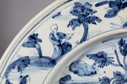 null NEVERS, Vers 1650 - Grand plat en faience à décor ligures en bleu sur fond blanc,...
