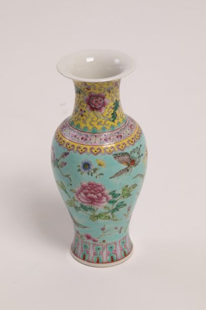 null CHINE, fin XIXe siècle. Vase de forme balustre en porcelaine émaillée de la...