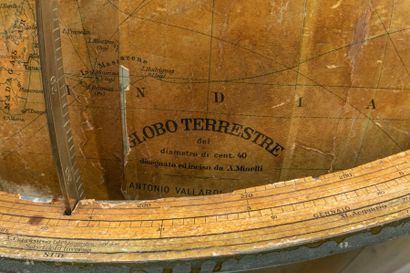 null Sphère de Bibliothèque monture de bois tourné
ITALIE, XIXème siècle. Haut.:...