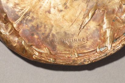 null Albert MARIONNET (1852-1910), Encrier en bronze doré à patine rouge nuancée...