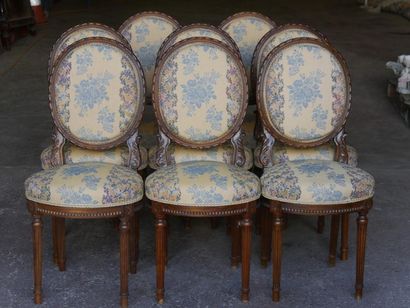 null Ensemble de 8 chaises en bois naturel mouluré, sculptées de frises de piastres,...