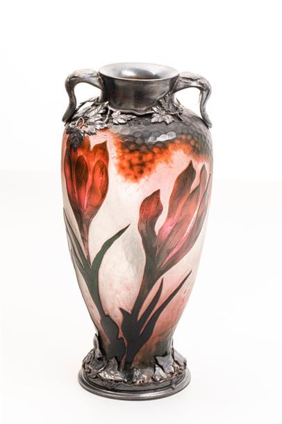 null DAUM NANCY, Vase en verre émaillé blanc et doré à décor de crocus violines monture...