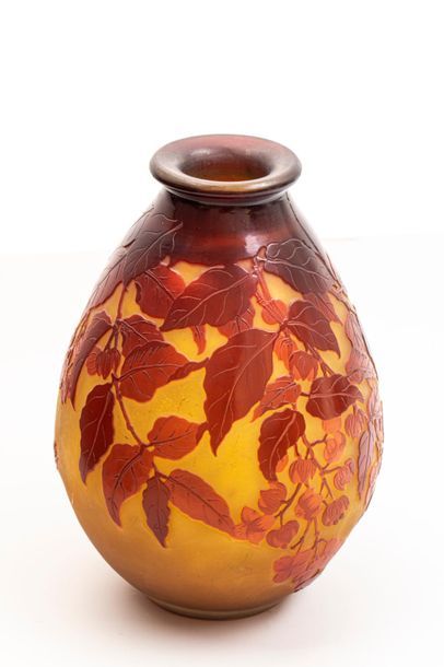 null Emile GALLE (1847-1904), Vase ovoïde en verre multicouche à décor de feuillages...