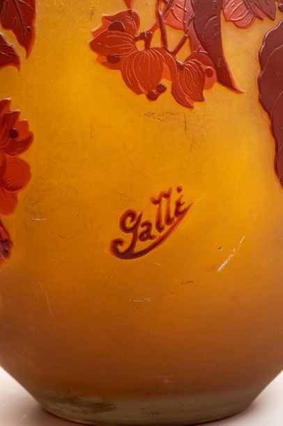 null Emile GALLE (1847-1904), Vase ovoïde en verre multicouche à décor de feuillages...