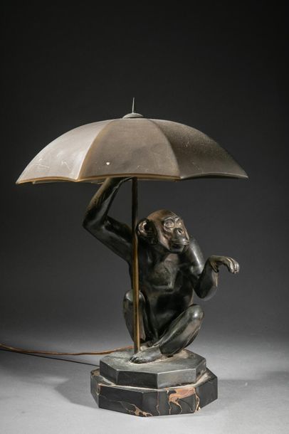 null LE VERRIER Max (1891-1973), Singe au parapluie, sculpture en régule patiné montée...