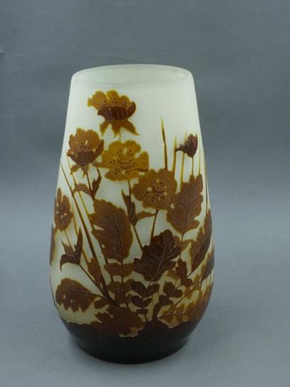 null Vase à panse ovoïde en verre multicouche marron, signé GALLE, Epoque Art Nouveau,...