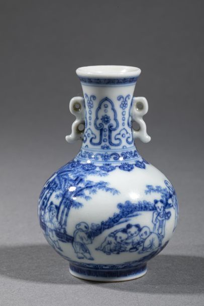 CHINE, Xxème siècle, Petit vase en porcelaine...