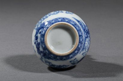 null CHINE, Xxème siècle, Petit vase en porcelaine à décor d'enfants, Haut.: 8 cm....