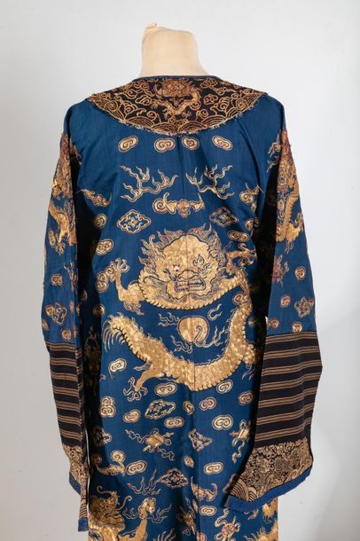 null CHINE, fin XIXème siècle - début XXème siècle. Robe dragon (Mangpao) en soie...