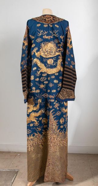 null CHINE, fin XIXème siècle - début XXème siècle. Robe dragon (Mangpao) en soie...