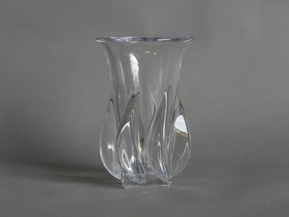 null Vase en cristal de Baccarat, à cotes et demi godrons torses Signé Haut.: 30...