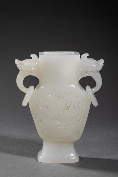 CHINE, XXème siècle. Lot de deux vases comprenant...