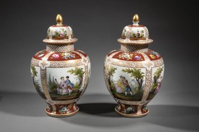null Paire de vases couverts de forme balustre en porcelaine à décors peints de personnages...