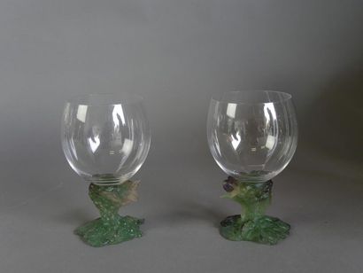 null DAUM. Deux grands verres à piètement en pâte de cristal vert et violine à décor...