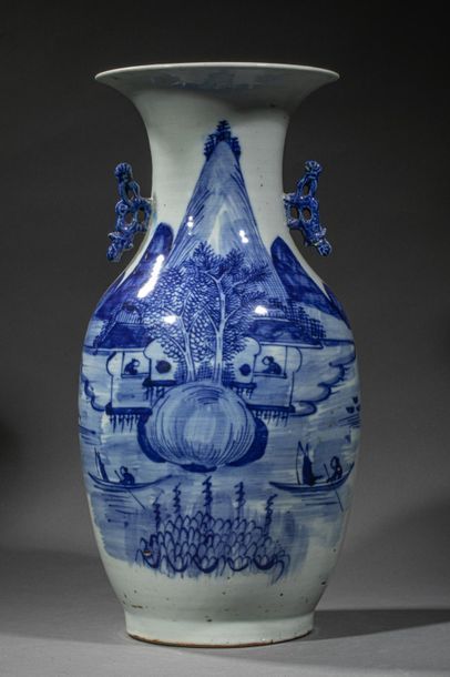 null CHINE pour le Vietnam, XIXème siècle. Grand vase balustre en porcelaine blanc...