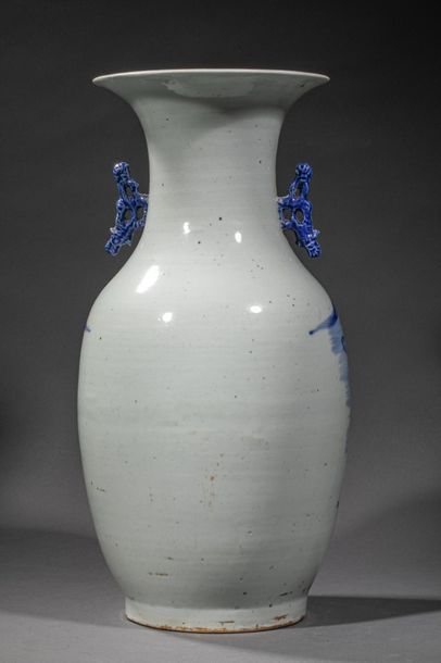 null CHINE pour le Vietnam, XIXème siècle. Grand vase balustre en porcelaine blanc...