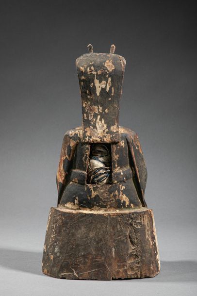 null CHINE du SUD, XVIIIe siècle. Statuette d’autel figurant un dignitaire assis...