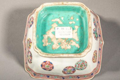 null CHINE, XIXe siècle. Coupe quadrangulaire sur piédouche, porcelaine à décor émaillé...