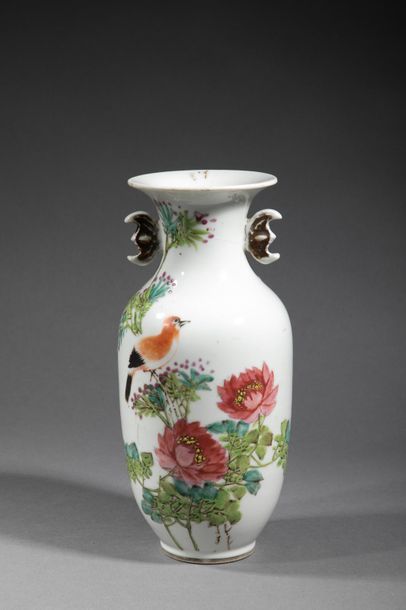 CHINE, XIXe - XXe siècle. Vase de forme balustre...