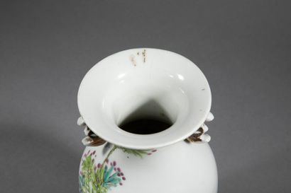 null CHINE, XIXe - XXe siècle. Vase de forme balustre en porcelaine blanche à décor...