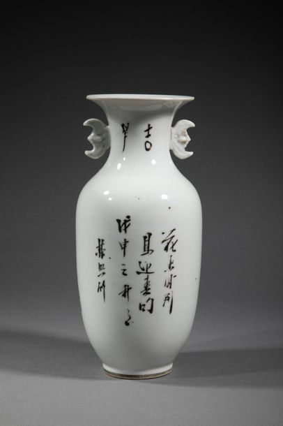 null CHINE, XIXe - XXe siècle. Vase de forme balustre en porcelaine blanche à décor...