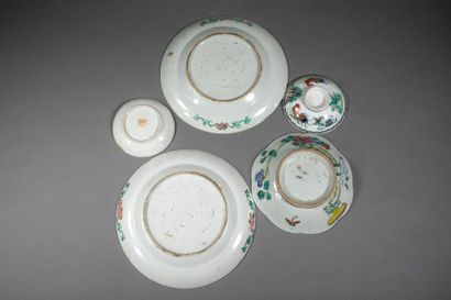null Lot comprenant: CHINE, XXe siècle. Lot de deux petites coupelles en porcelaine...