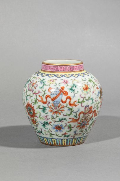 null CHINE, début XXème siècle, marque apocryphe de Qian Long au revers. Vase en...