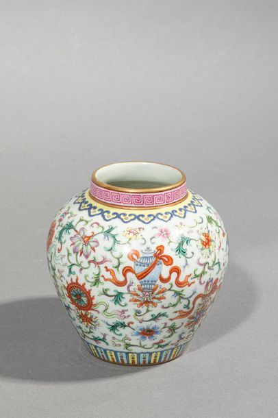 null CHINE, début XXème siècle, marque apocryphe de Qian Long au revers. Vase en...