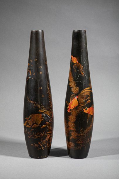 null VIETNAM, XXe siècle. Deux vases laqués en pendant à décor de poissons. Marque...