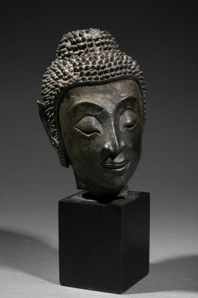 null LAOS, XVII- XVIIIeme siécle. Tête de Bouddha en bronze . Haut. 12 cm. Manque...