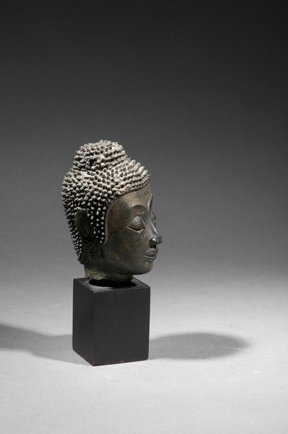 null LAOS, XVII- XVIIIeme siécle. Tête de Bouddha en bronze . Haut. 12 cm. Manque...