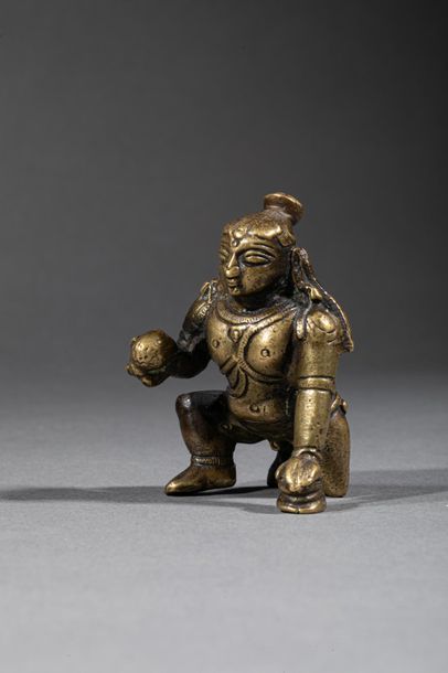 null INDE, XVIIIe siècle. Statuette en bronze doré figurant Bala Krishna accroupi,...