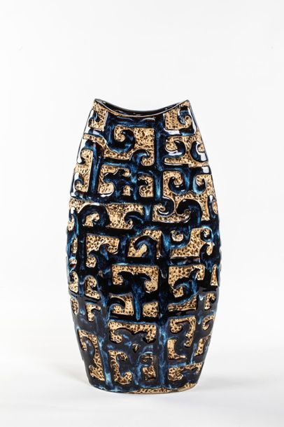 CHINE,XXème siècle. Vase ovoïde en céramique...