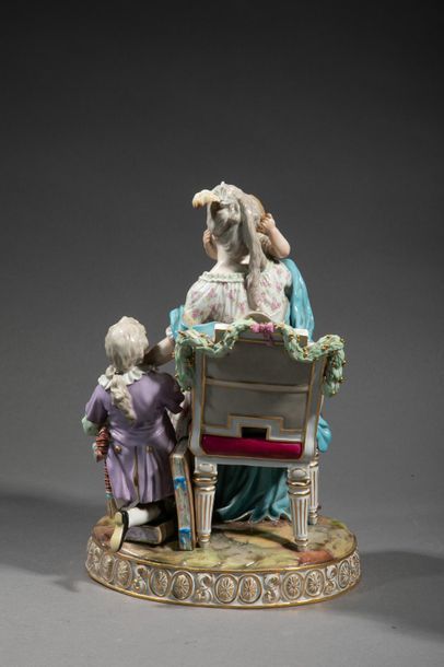 null MEISSEN Jeune mère assise sur un fauteuil de style Louis XVI et ses deux enfants,...