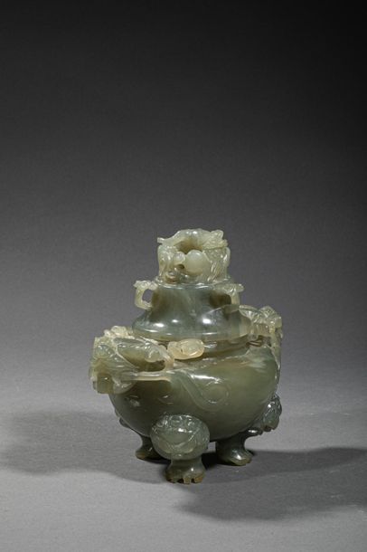 null CHINE, XIX et XXème siècle. Lot de deux vases comprenant: - un vase en quartz...