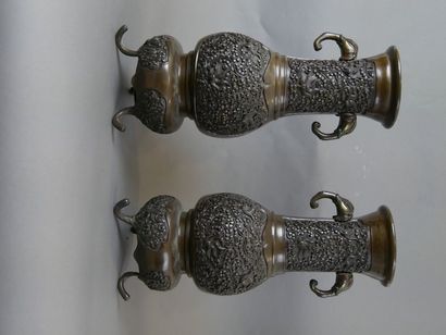 null JAPON XIXème - Paire de vases balustre tripode en bronze ciselé à décors de...
