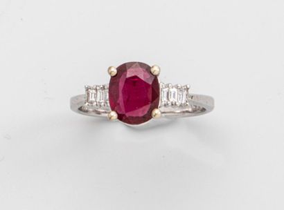 null Bague en or gris 18k ornée d'un rubis naturel de 1,27 carat épaulé de diamants...