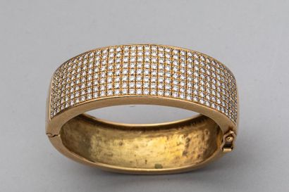 null Bracelet manchette en or jaune 18k semi rigide pavé de plus de 3cts20 de diamants...